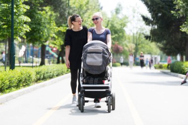 Kız Kardeşler Bir Parkta Gezinirken Yetişiyor