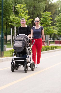 Sıcak bir günde bebekle günlük park yürüyüşü
