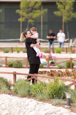 Güzel bir günde anne ve bebek arasındaki sevgi bağı