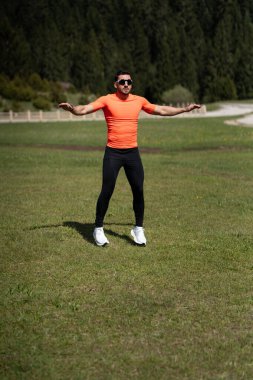 Doğada Çimenler Üzerinde Dinamik Isınma Hareketleri Çalışıyor