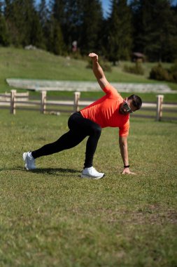 Doğada güneşli güzel bir günde erkek tüm vücudunu uzatıyordu.