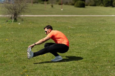Tek bacaklı çömelmeler bir adam tarafından sahnelendi.