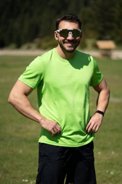 Doğada Dinlenen Bir Adamın Portresi