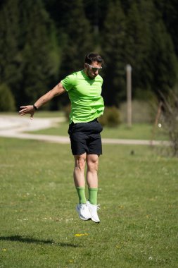 Adam açık havada maksimum yüksekliğe atlıyor