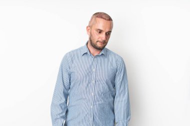 Üzgün Adam Saç Nakli Ameliyatından Sonra Hayal kırıklığına uğramış