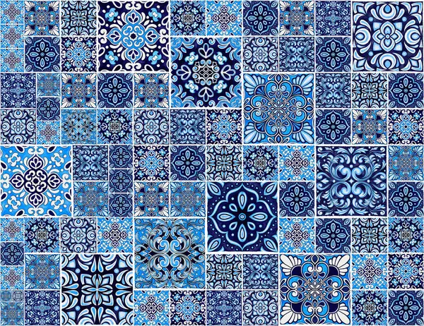 Mavi Azulejos Tile Duvar Kağıdı. Geleneksel Portekiz Mozaiği, Yatay Akdeniz Dekorasyonu. Suluboya Sanatlar, Antika Seramik Tablo Mirası. Eski El Boyalı Paneli, Çiçek Örtüsü Şablonu