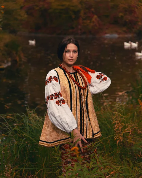 Jovem Mulher Vestiu Roupas Tradicionais Ucranianas Bordadas Retrato Bela Menina — Fotografia de Stock