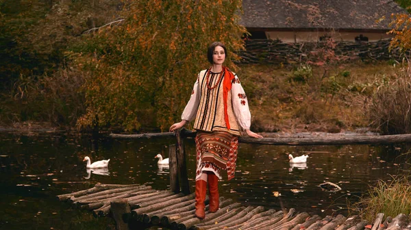 여자는 전통적 인우크 라니아 입었습니다 머리와 아름다운 카메라를 빈티지 — 스톡 사진