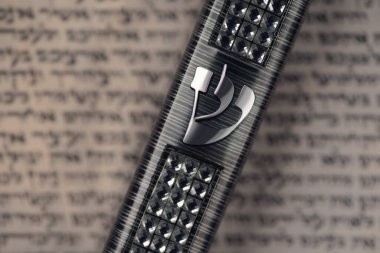 Mezuzah vakası bulanık parşömen üzerinde yahudi duası Shema Yisrael 'in İbranice, mezuzah buyruğuyla. Museviliğin sembolü. - Yakın çekim. Seçici odak