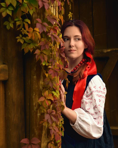 笑容满面的年轻红头发女人穿着传统的乌克兰绣花衣服和红宝石 半长肖像画 — 图库照片