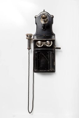 Eski telefon izole edilmiş beyaz arka plan