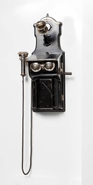 Eski telefon izole edilmiş beyaz arka plan