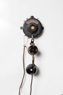 Eski telefon izole edilmiş beyaz arka plan