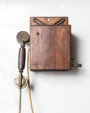 Eski telefon izole edilmiş beyaz arka plan