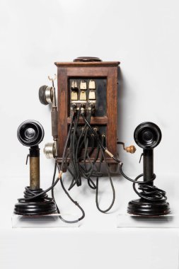 Eski telefon izole edilmiş beyaz arka plan