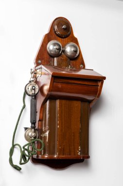 Eski telefon izole edilmiş beyaz arka plan