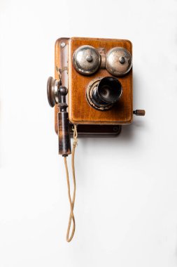 Eski telefon izole edilmiş beyaz arka plan