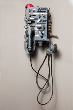 Eski telefon izole edilmiş beyaz arka plan