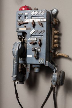 Eski telefon izole edilmiş beyaz arka plan