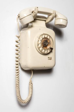 Eski telefon izole edilmiş beyaz arka plan