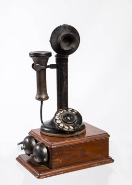 Eski telefon izole edilmiş beyaz arka plan