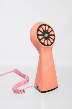 Eski telefon izole edilmiş beyaz arka plan