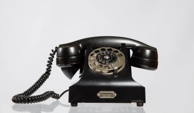 Eski telefon izole edilmiş beyaz arka plan