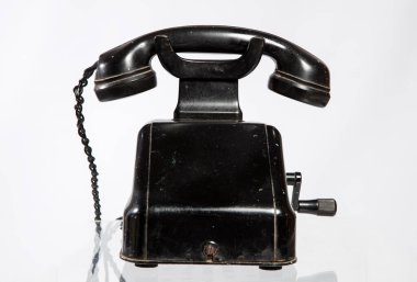 Eski telefon izole edilmiş beyaz arka plan