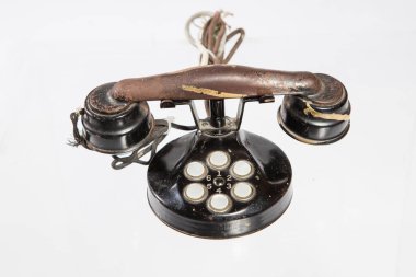 Eski telefon izole edilmiş beyaz arka plan