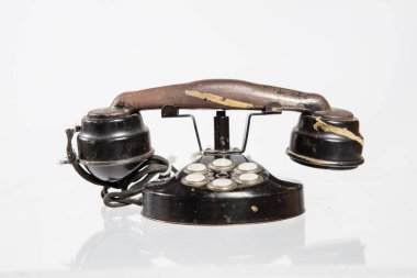 Eski telefon izole edilmiş beyaz arka plan