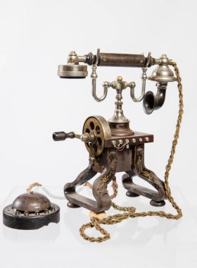 Eski telefon izole edilmiş beyaz arka plan