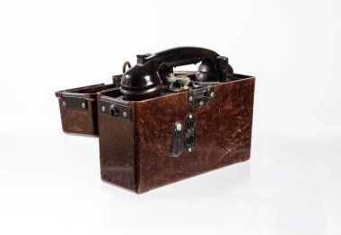 Eski telefon izole edilmiş beyaz arka plan