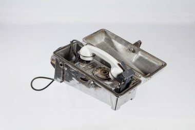 Eski telefon izole edilmiş beyaz arka plan