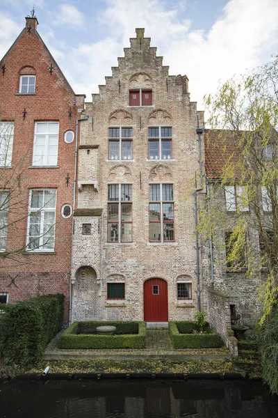比利时西佛兰德省布鲁日市历史中心的古典主义观点 — 图库照片
