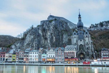 Meuse nehri üzerindeki Dinant kasabası, Dinant Kalesi ve Notre Dame de Dinant Kolej Kilisesi ve Pont Charles de Gaulle köprüsü manzarası. Belçika 'nın Namur ili, Blegium