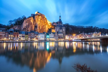 Meuse nehri üzerindeki Dinant kasabası, Dinant Kalesi ve Notre Dame de Dinant Kolej Kilisesi ve Pont Charles de Gaulle köprüsü manzarası. Belçika 'nın Namur ili, Blegium