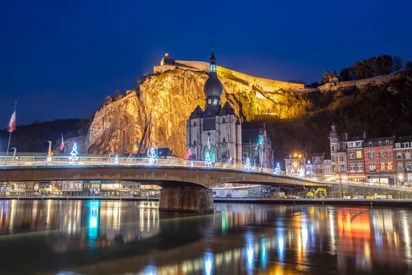 Meuse nehri üzerindeki Dinant kasabası, Dinant Kalesi ve Notre Dame de Dinant Kolej Kilisesi ve Pont Charles de Gaulle köprüsü manzarası. Belçika 'nın Namur ili, Blegium