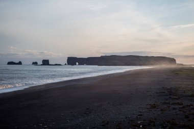 Bazalt kaya oluşumları Troll siyah kumsalda ayak parmakları. Reynisdrangar, Vik, İzlanda