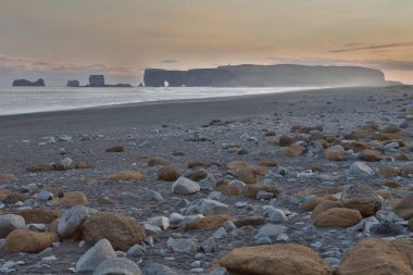 Bazalt kaya oluşumları Troll siyah kumsalda ayak parmakları. Reynisdrangar, Vik, İzlanda