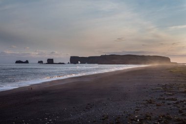 Bazalt kaya oluşumları Troll siyah kumsalda ayak parmakları. Reynisdrangar, Vik, İzlanda