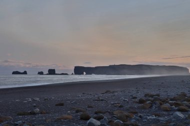 Bazalt kaya oluşumları Troll siyah kumsalda ayak parmakları. Reynisdrangar, Vik, İzlanda