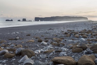 Bazalt kaya oluşumları Troll siyah kumsalda ayak parmakları. Reynisdrangar, Vik, İzlanda