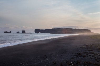 Bazalt kaya oluşumları Troll siyah kumsalda ayak parmakları. Reynisdrangar, Vik, İzlanda