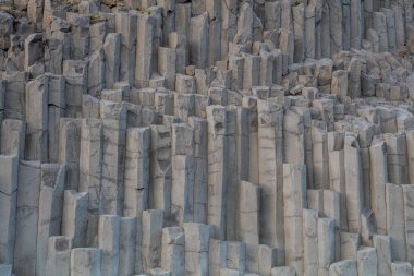 Bazalt kaya oluşumları Troll siyah kumsalda ayak parmakları. Reynisdrangar, Vik, İzlanda