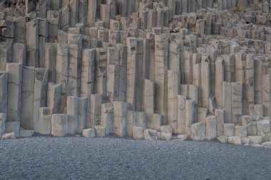 Bazalt kaya oluşumları Troll siyah kumsalda ayak parmakları. Reynisdrangar, Vik, İzlanda