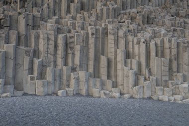 Bazalt kaya oluşumları Troll siyah kumsalda ayak parmakları. Reynisdrangar, Vik, İzlanda