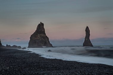 Bazalt kaya oluşumları Troll siyah kumsalda ayak parmakları. Reynisdrangar, Vik, İzlanda