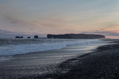 Bazalt kaya oluşumları Troll siyah kumsalda ayak parmakları. Reynisdrangar, Vik, İzlanda