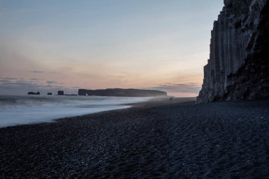 Bazalt kaya oluşumları Troll siyah kumsalda ayak parmakları. Reynisdrangar, Vik, İzlanda