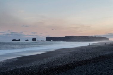 Bazalt kaya oluşumları Troll siyah kumsalda ayak parmakları. Reynisdrangar, Vik, İzlanda